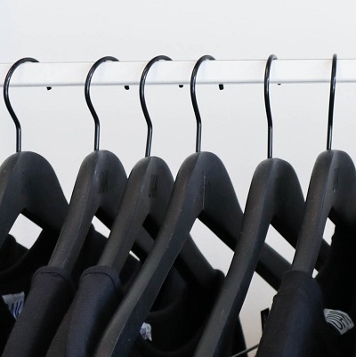 plastic hangers for hotels