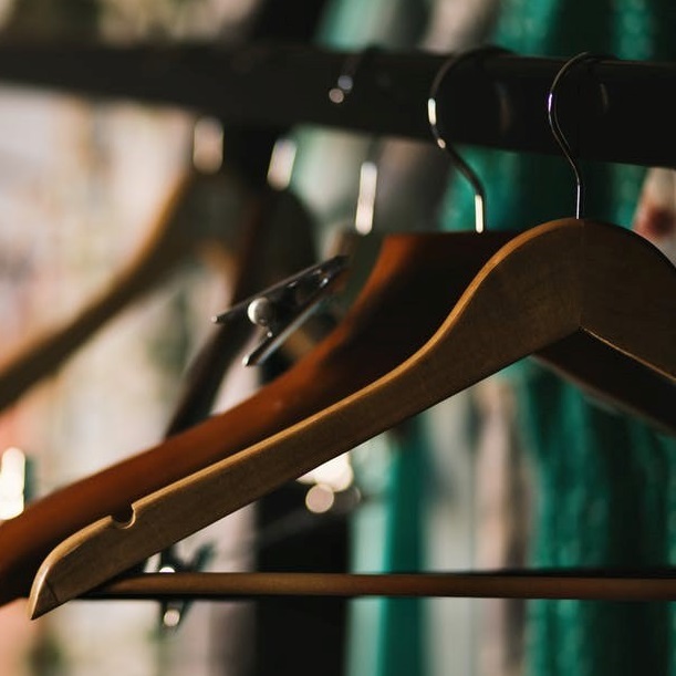 wooden hangers for hotels